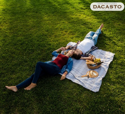 Primavera e picnic: il connubio vincente, soprattutto con le colombe di Dacasto Gran Pasticceria!